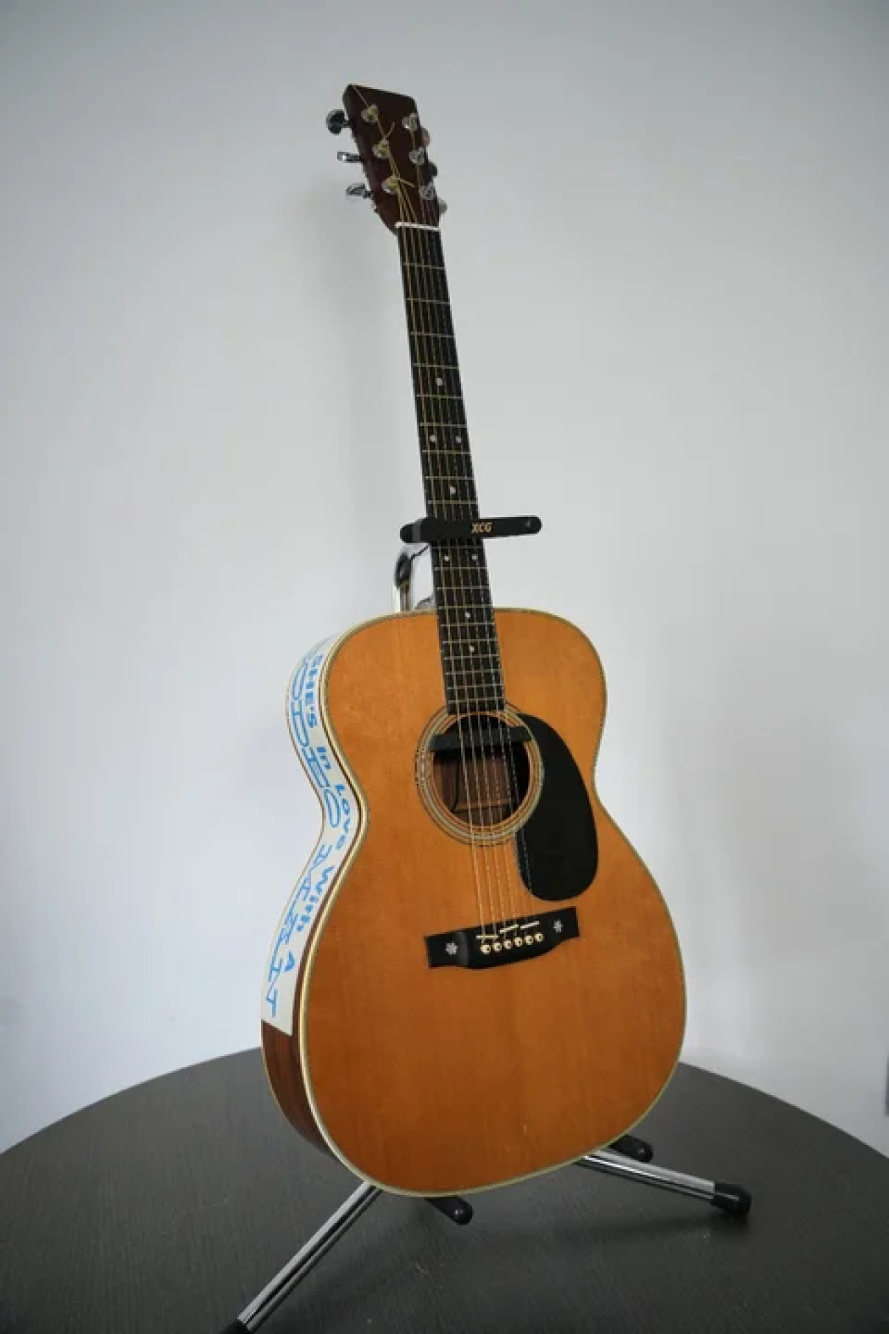 La guitarra acústica Martin 000-28 de 1974 del músico Eric Clapton. Foto: NA