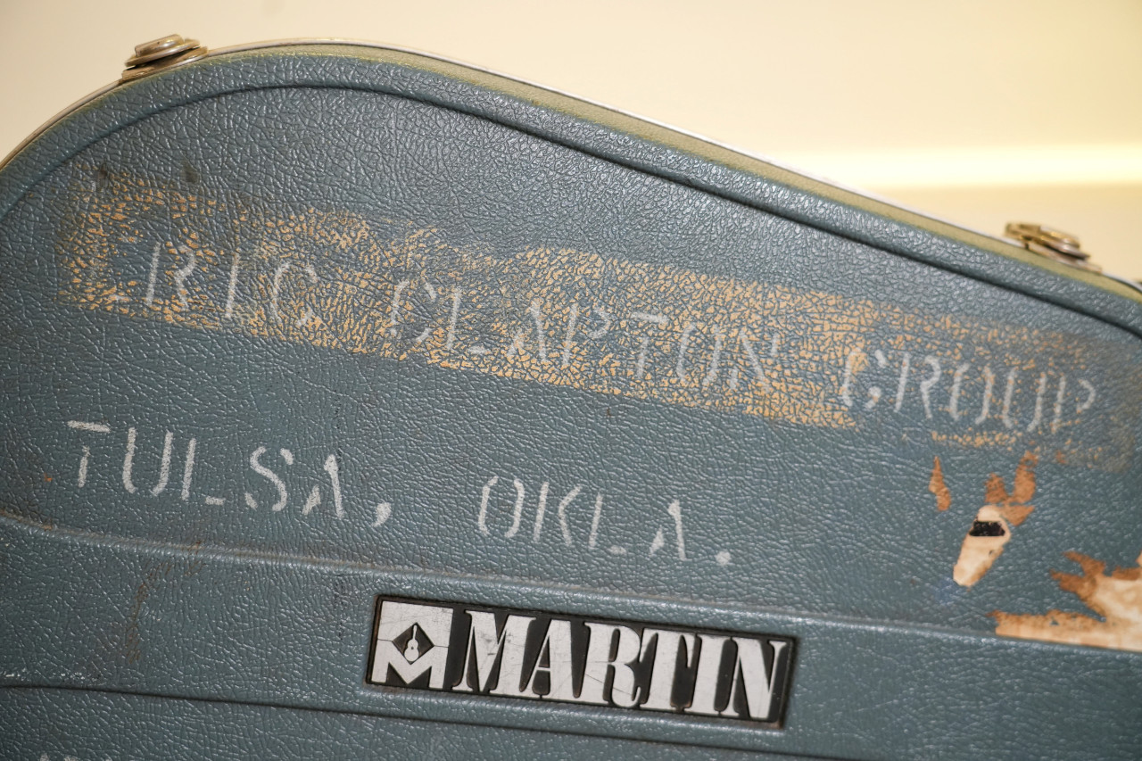 El estuche de la guitarra acústica de Eric Clapton. Foto: Reuters