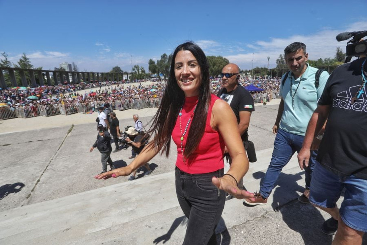 Leda, la mujer que cura con la imposición de manos. Foto X.