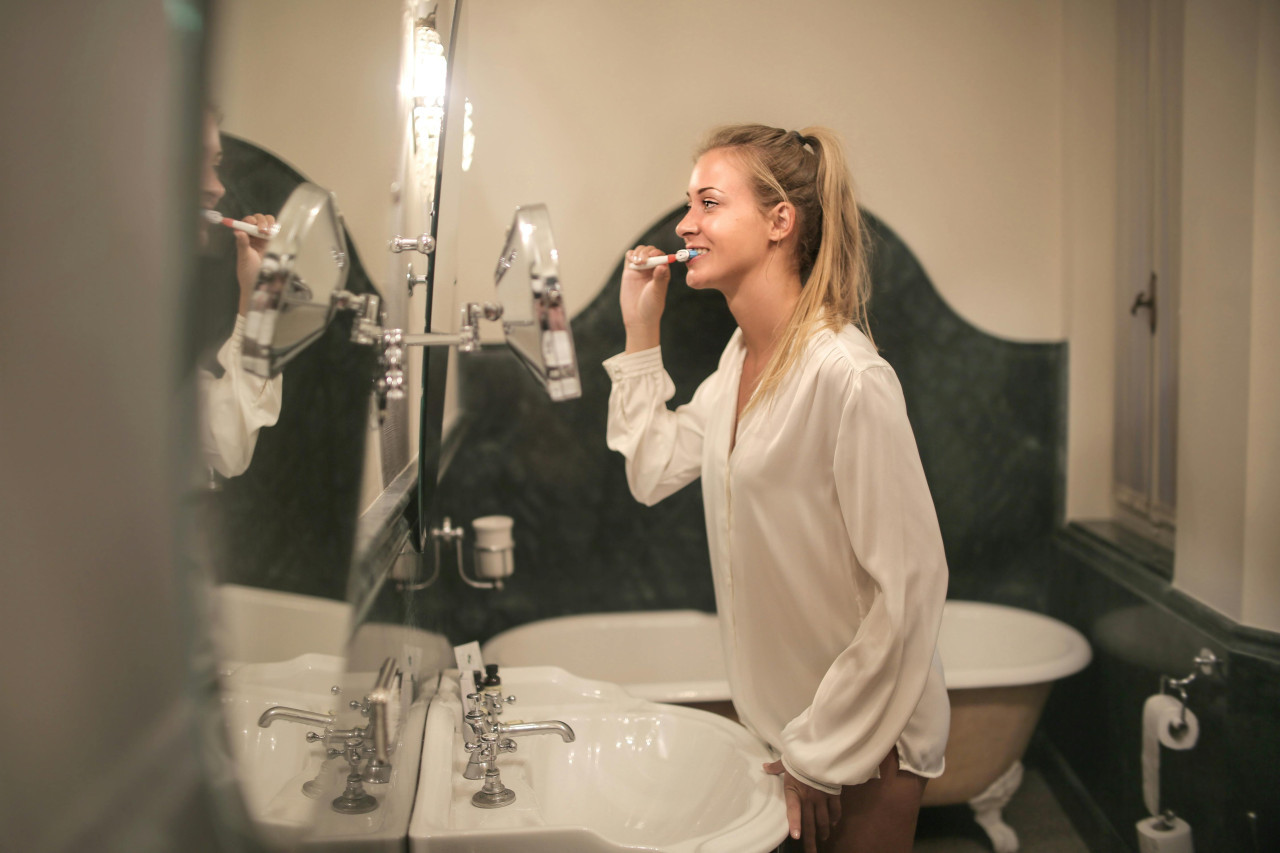 Cepillarse los dientes. Fuente: Pexels.