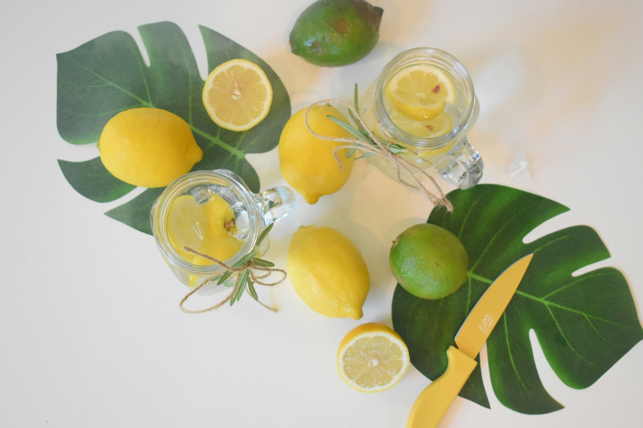 Agua con limón. Foto Unsplash.