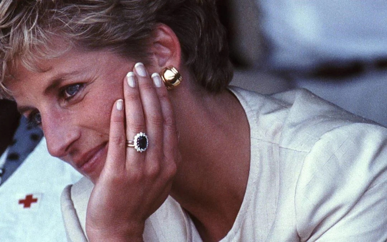 Lady Di con su anillo de zafiro. Fuente: Garrad