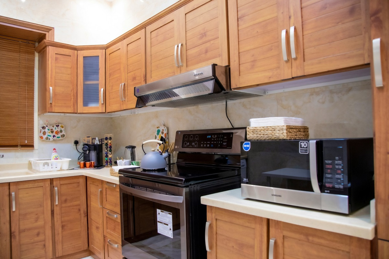 Cocina; electrodomésticos; microondas. Foto: Unsplash.