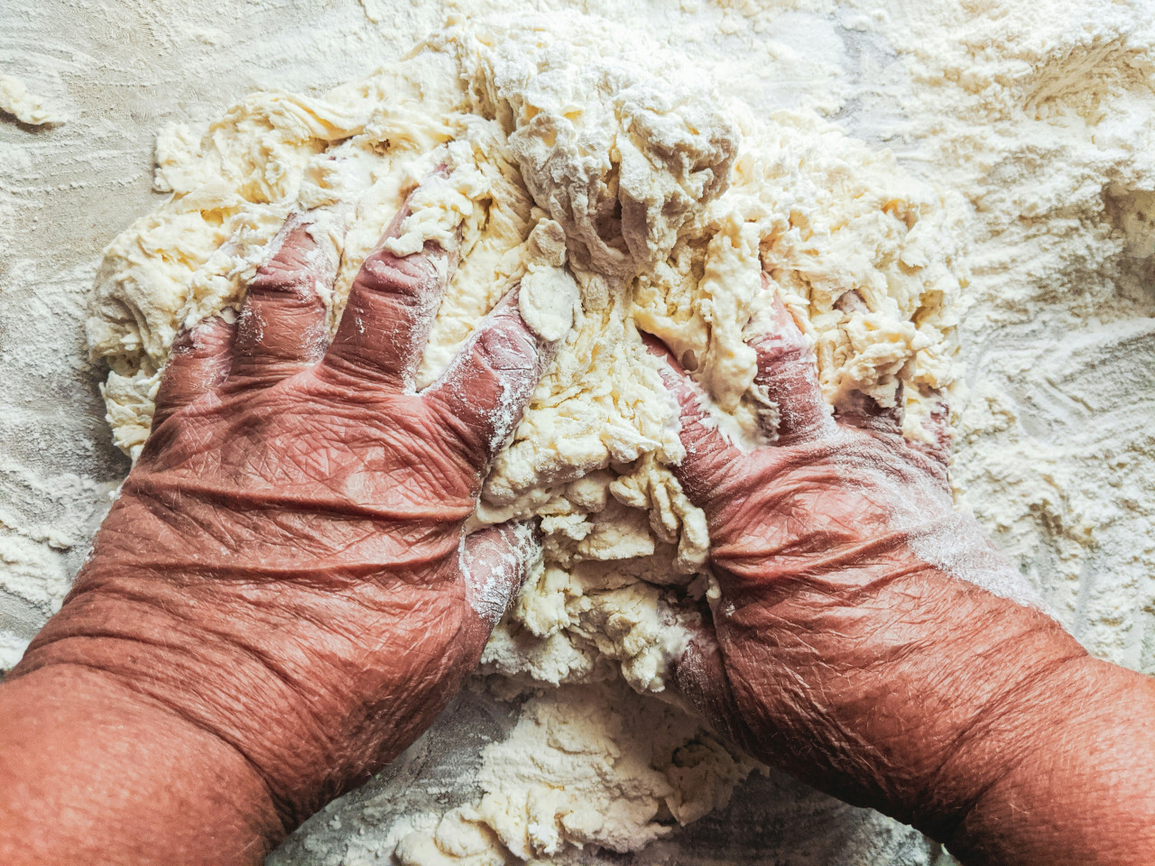 Amasar; cocinar. Foto: Unsplash