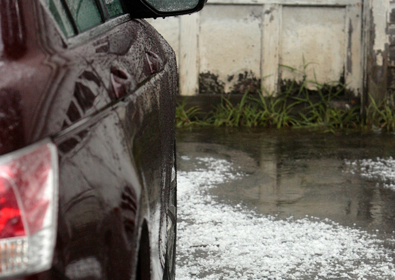 Auto; granizo. Foto: Unsplash.