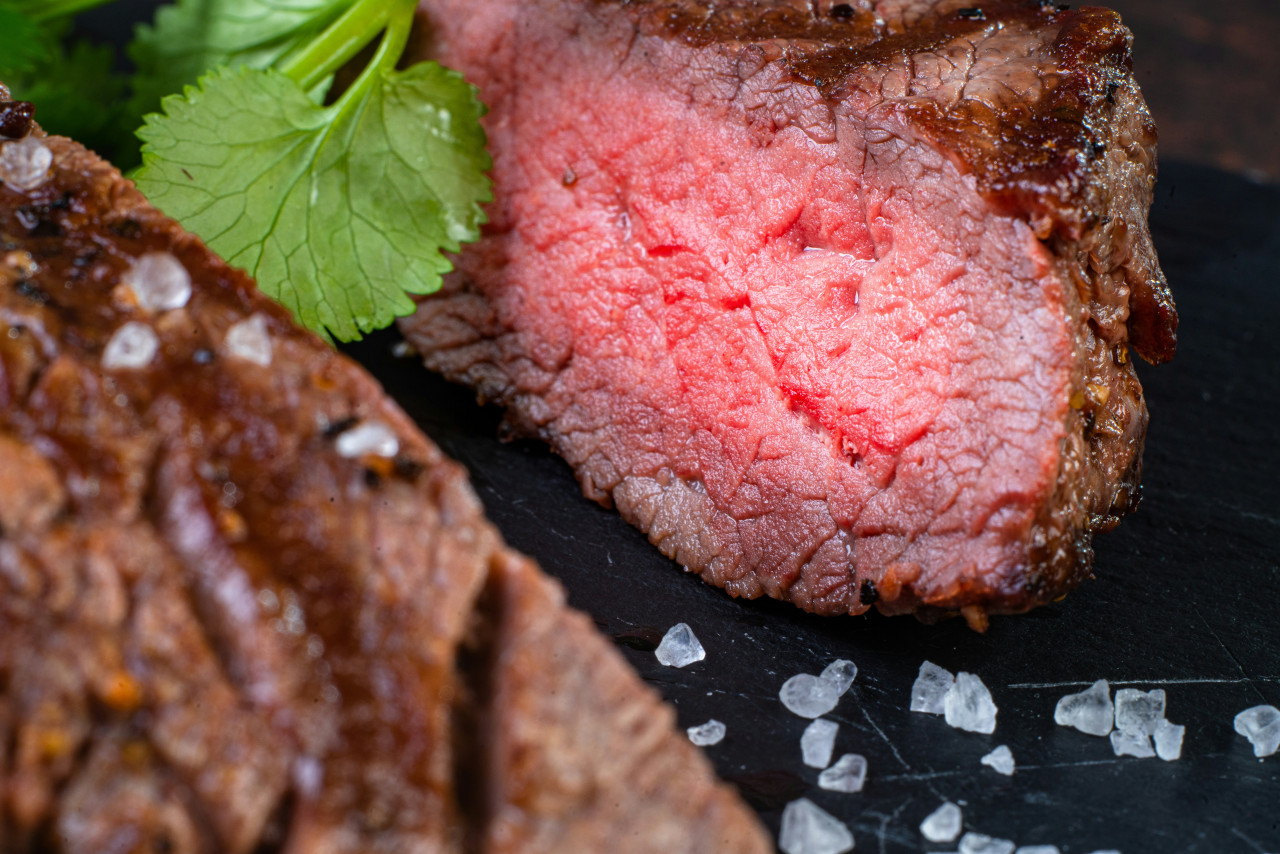 Salar el asado. Foto: Unsplash.