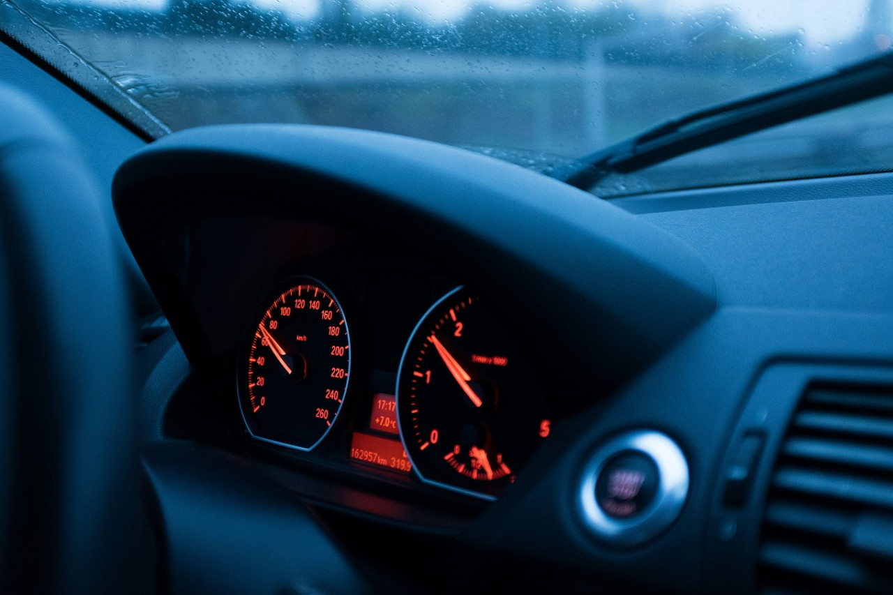 Velocímetro; autos; coches. Foto: Unsplash.
