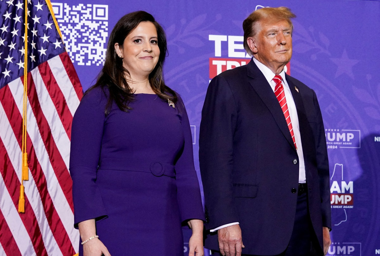 Elise Stefanik junto a Donald Trump. Foto: Reuters.