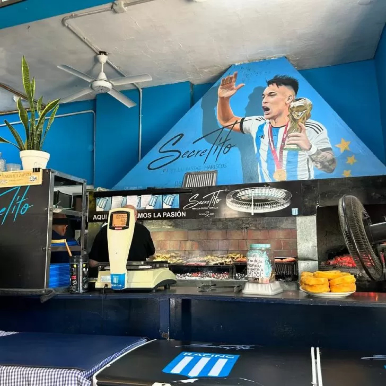 El fútbol, protagonista de la parrilla. Foto: Instagram @parrisecretito
