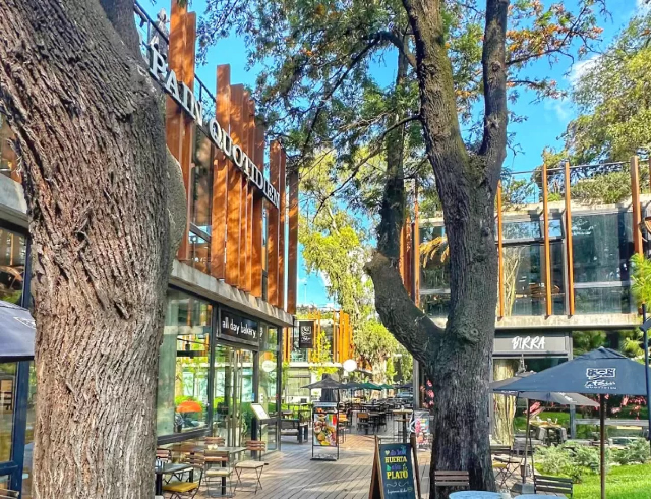 Ofrece locales comerciales gastronómicos, oficinas y un Hotel. Foto: Instagram @thaysparqueleloir