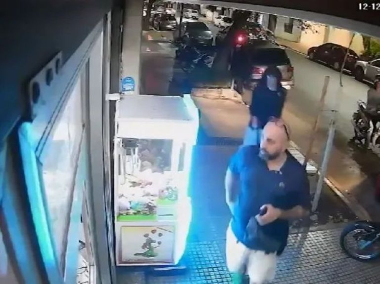 Brutal crimen en Recoleta: mataron por la espalda a un hombre en la puerta de un kiosco.  Foto: Captura de pantalla.