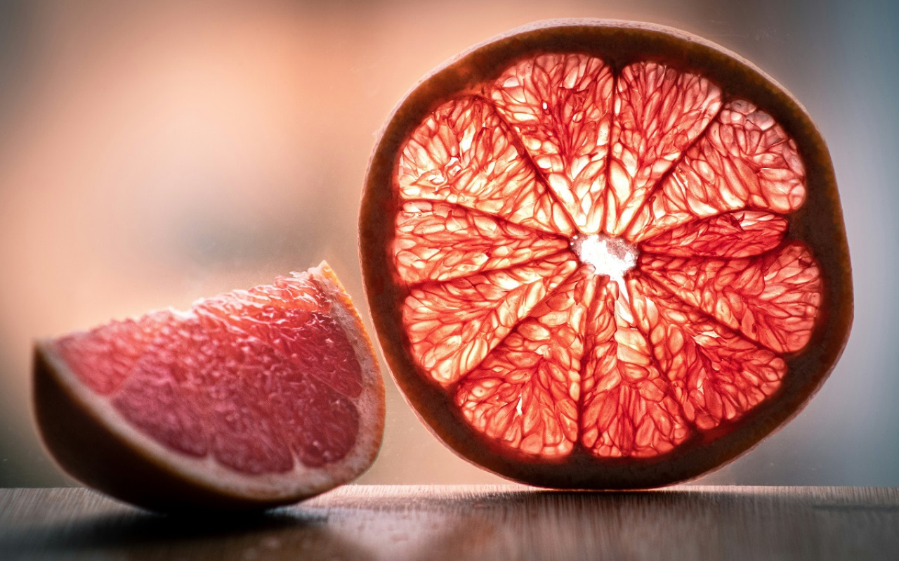 Pomelo, la fruta que hay que excluir si tenés cáncer. Foto: Unsplash.