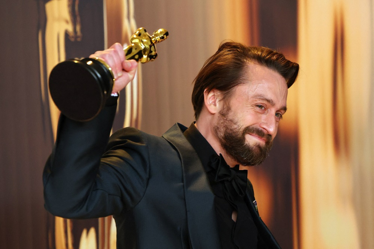 Kieran Culkin en los Premios Oscar 2025. Foto: Reuters / Daniel Cole.