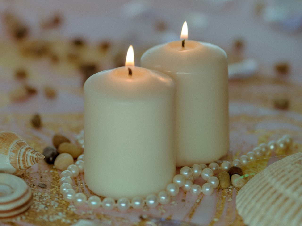 Velas blancas, infaltables para rituales. Foto: Unsplash.