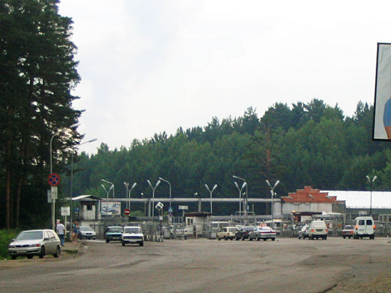 Puesto de control a la entrada de una ciudad cerrada. Foto: Wikipedia.