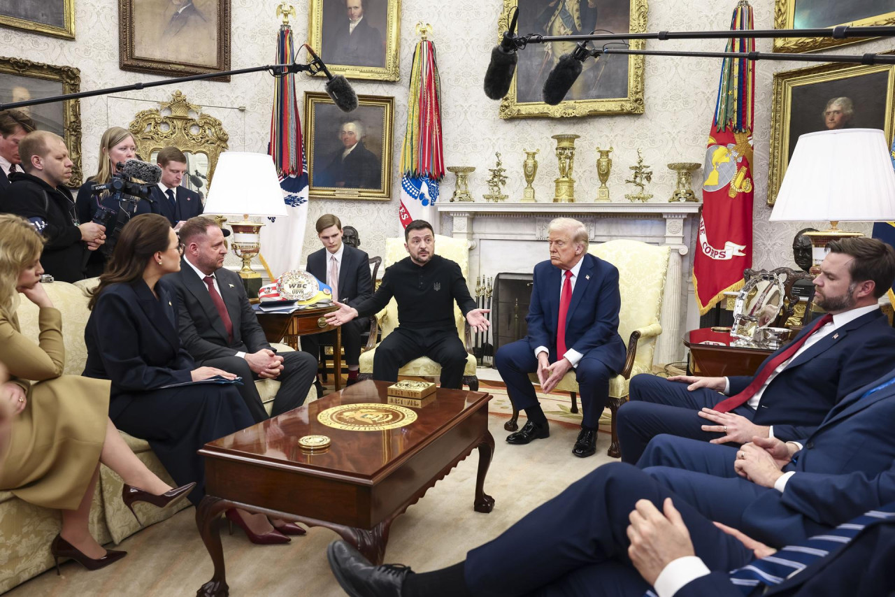 Pelea entre Donald Trump y Volodimir Zelenski. Foto: EFE/Jim Lo Scalzo