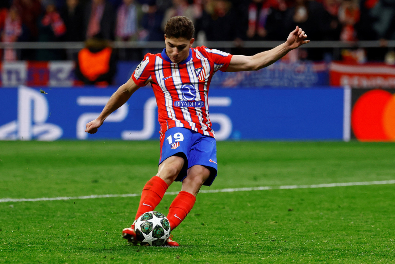 El polémico penal de Julián Álvarez. Foto: Reuters/Susana Vera