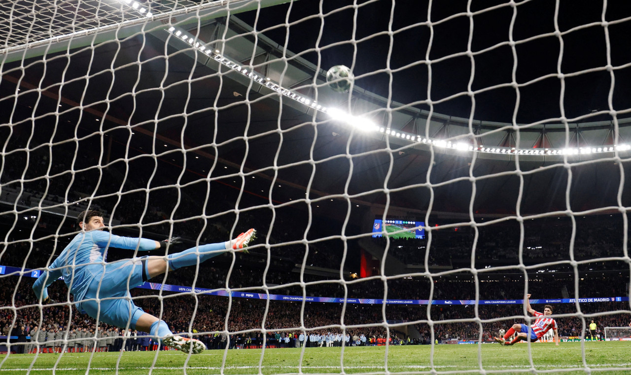 El polémico penal de Julián Álvarez. Foto: Reuters/Susana Vera