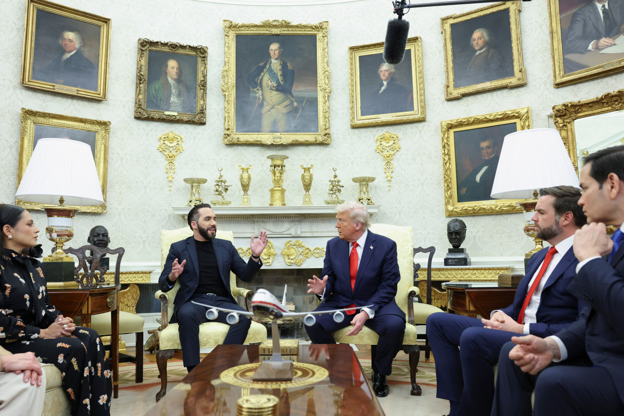 Donald Trump y Nayib Bukele. Foto: REUTERS/Kevin Lamarque.