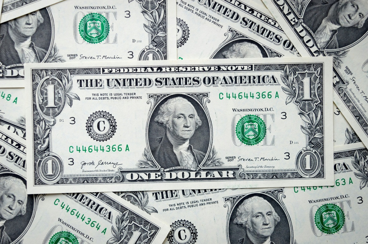 Dólar. Foto: Unsplash.