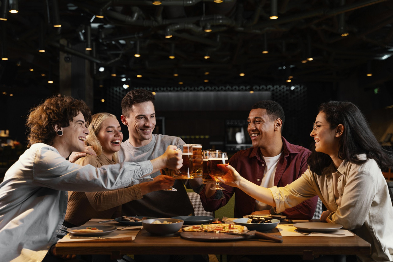Bar con amigos. Foto Freepik