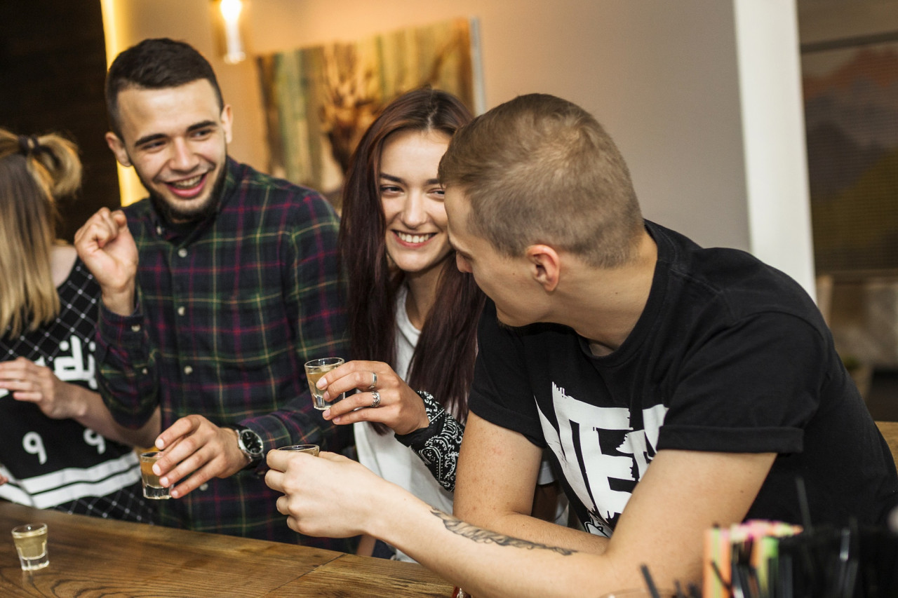 Bar con amigos. Foto Freepik