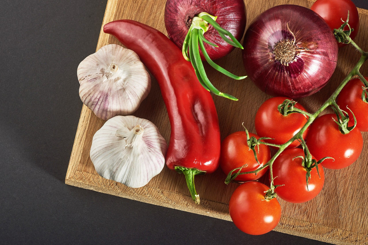 Sofrito ajo cebolla morrón comida verdura vegetales. Foto Unsplash