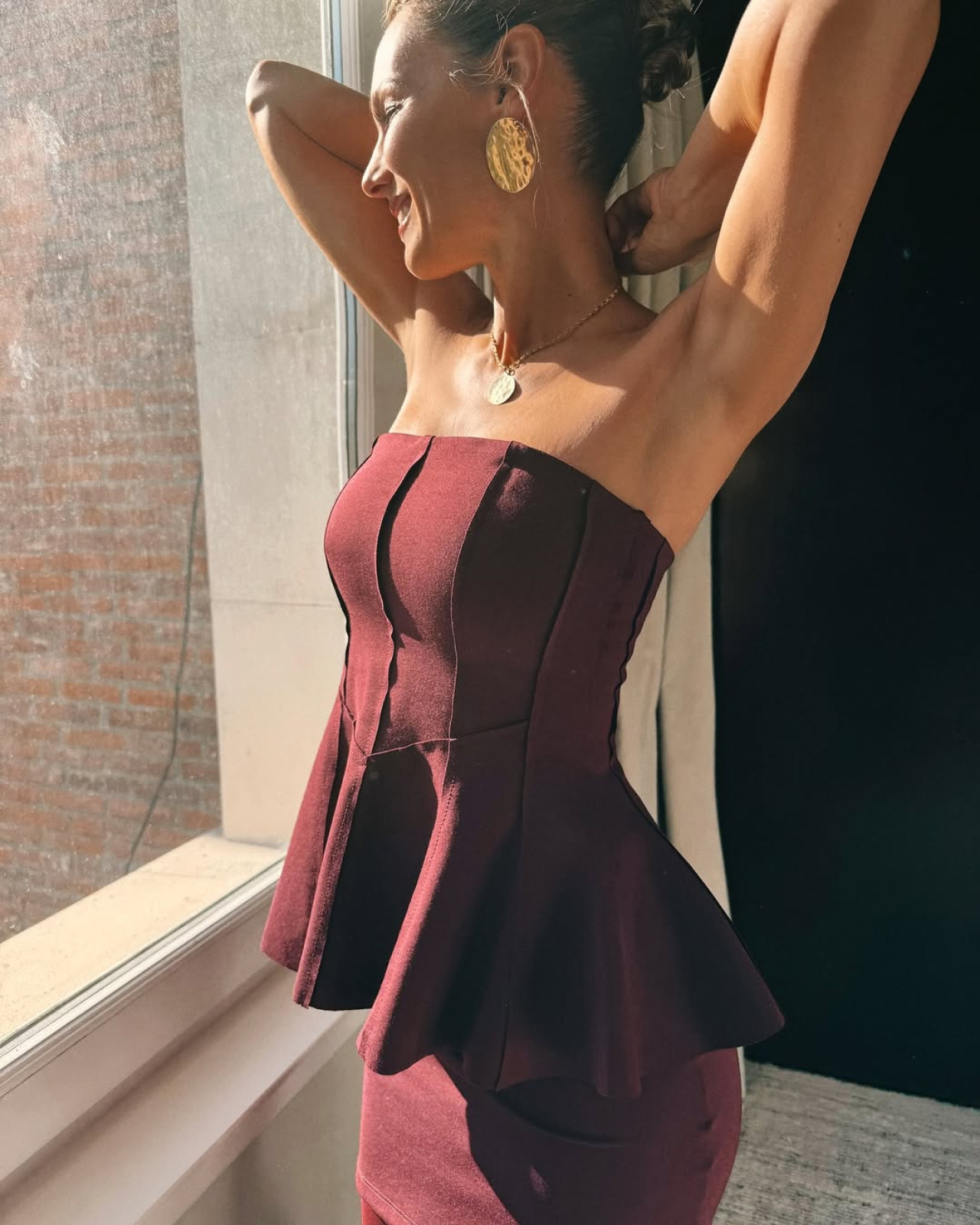 Pampita luciendo un top con volados bordo y botas de caña alta del mismo color. Foto Instagram @pampitaoficial