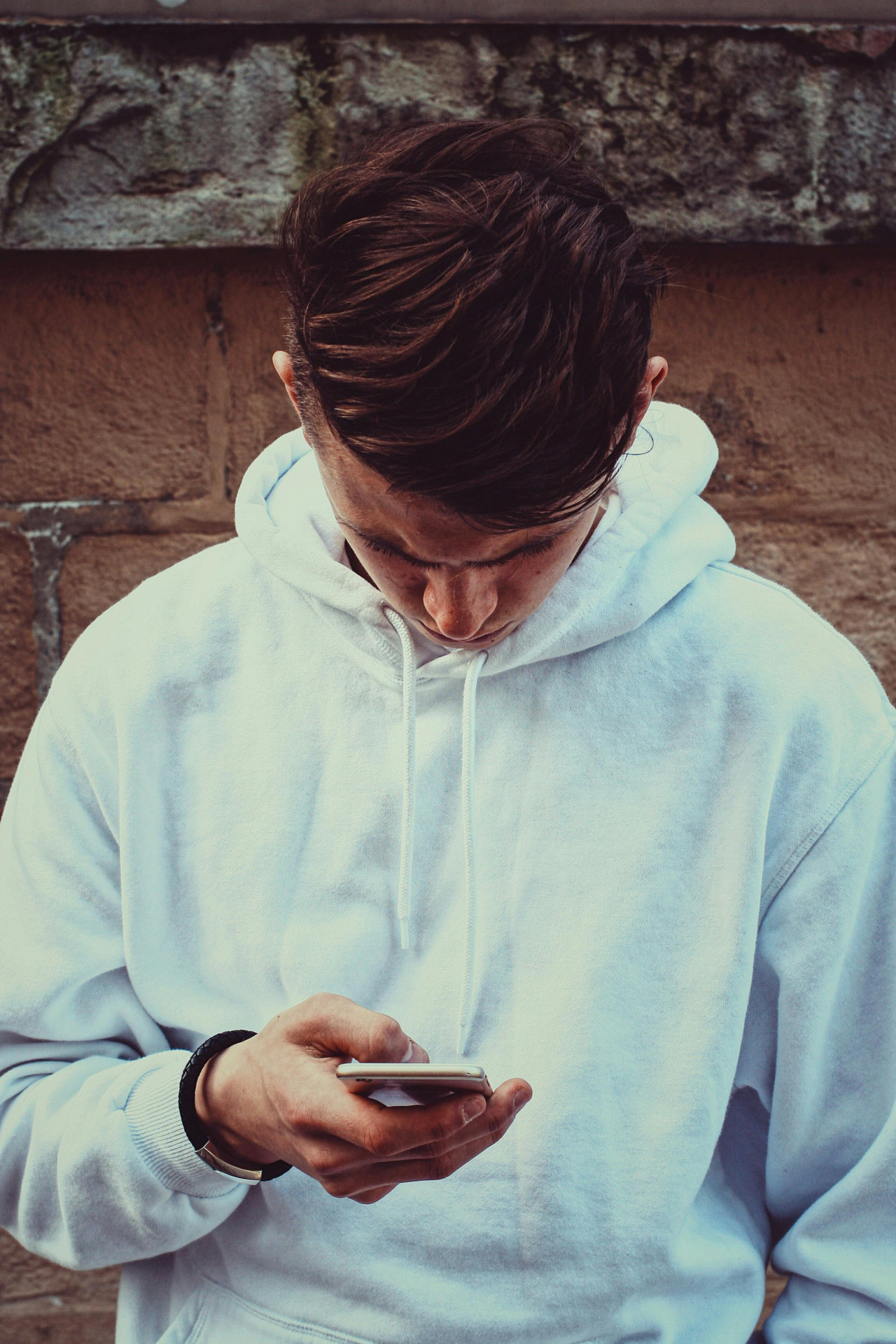 Chat, celular, adolescente, mensajes, teléfono. Foto: Pexels.