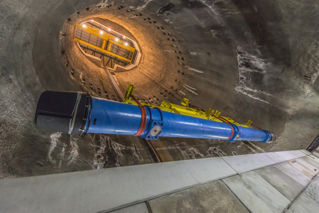 Sustitución de uno de los imanes dipolares del LHC. Foto: Maximilien Brice / CERN.