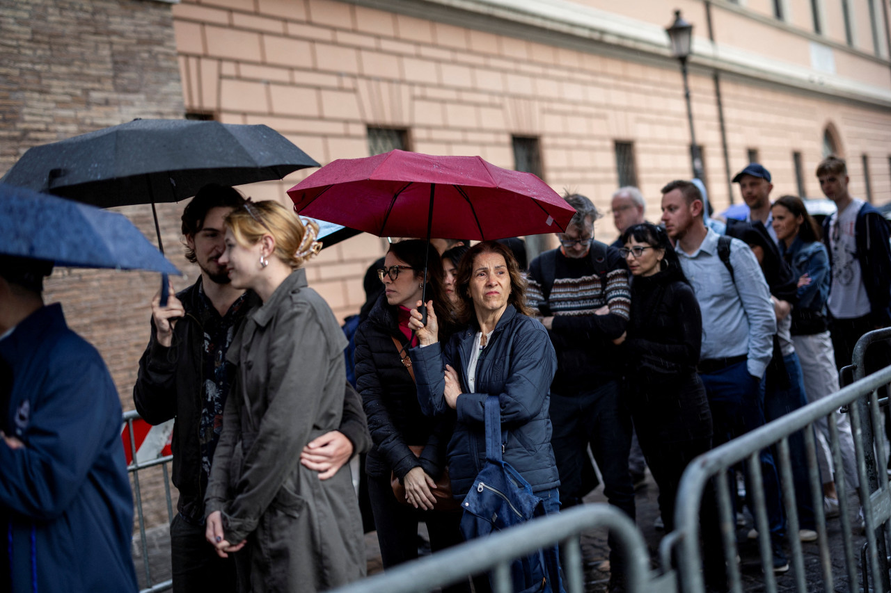 Fieles a la espera del cónclave en la Basílica de San Pedro. Foto: Reuters/Eloisa Lopez.