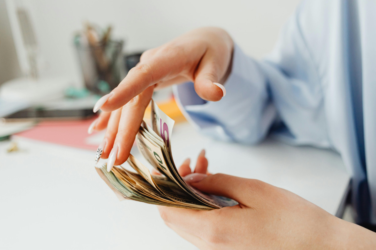 Dinero, billetes. Foto: Pexels.
