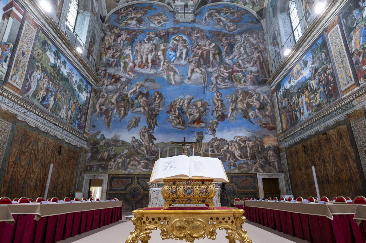 Todo preparado en la Capilla Sixtina, donde los cardenales votarán. Foto: EFE/Vatican Media