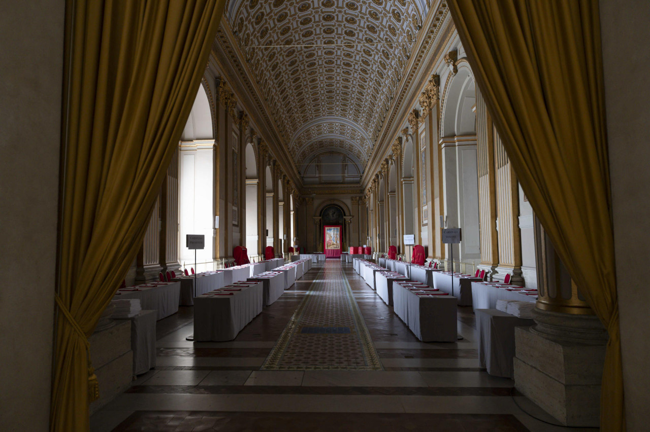 Todo preparado en la Capilla Sixtina, donde los cardenales votarán. Foto: EFE/Vatican Media