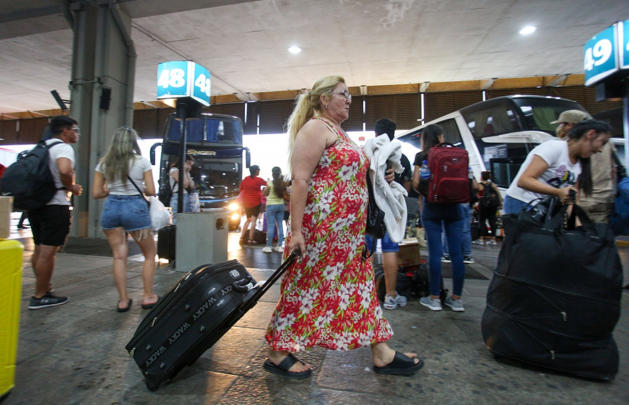 Los pasajes en micros de larga distancia hacia la Costa Atlántica tienen grandes descuentos. Foto: NA (Mariano Sánchez)
