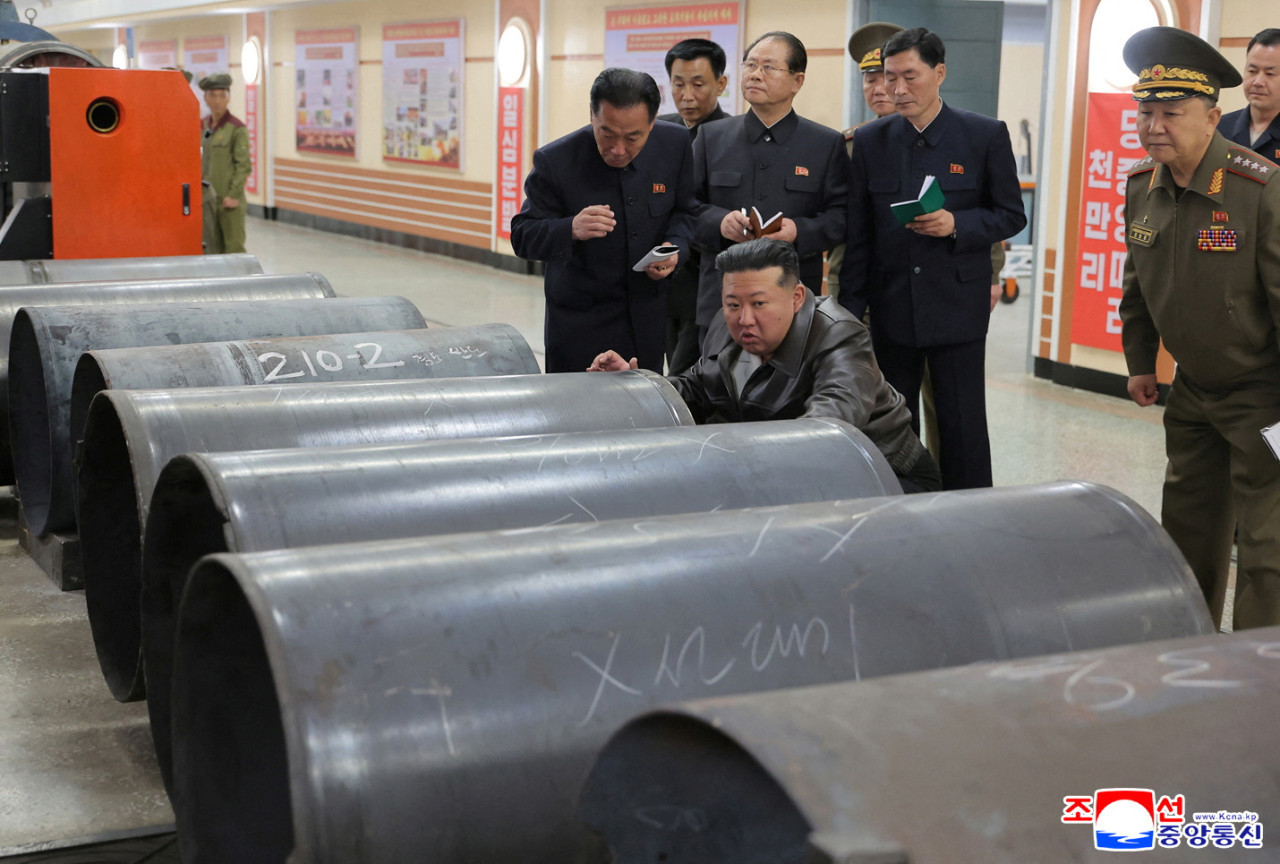 Kim Jong-Un con armamento de Corea del Norte. Foto: REUTERS.