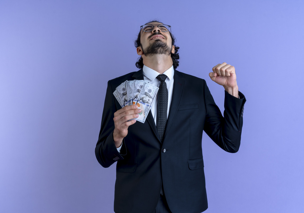 Dinero, millonario. Foto: Freepik.