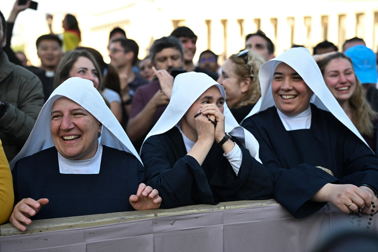 Gente festejando en el Vaticano. Fuente: Gente festejando en el Vaticano. Fuente:  REUTERS/Remo Casilli