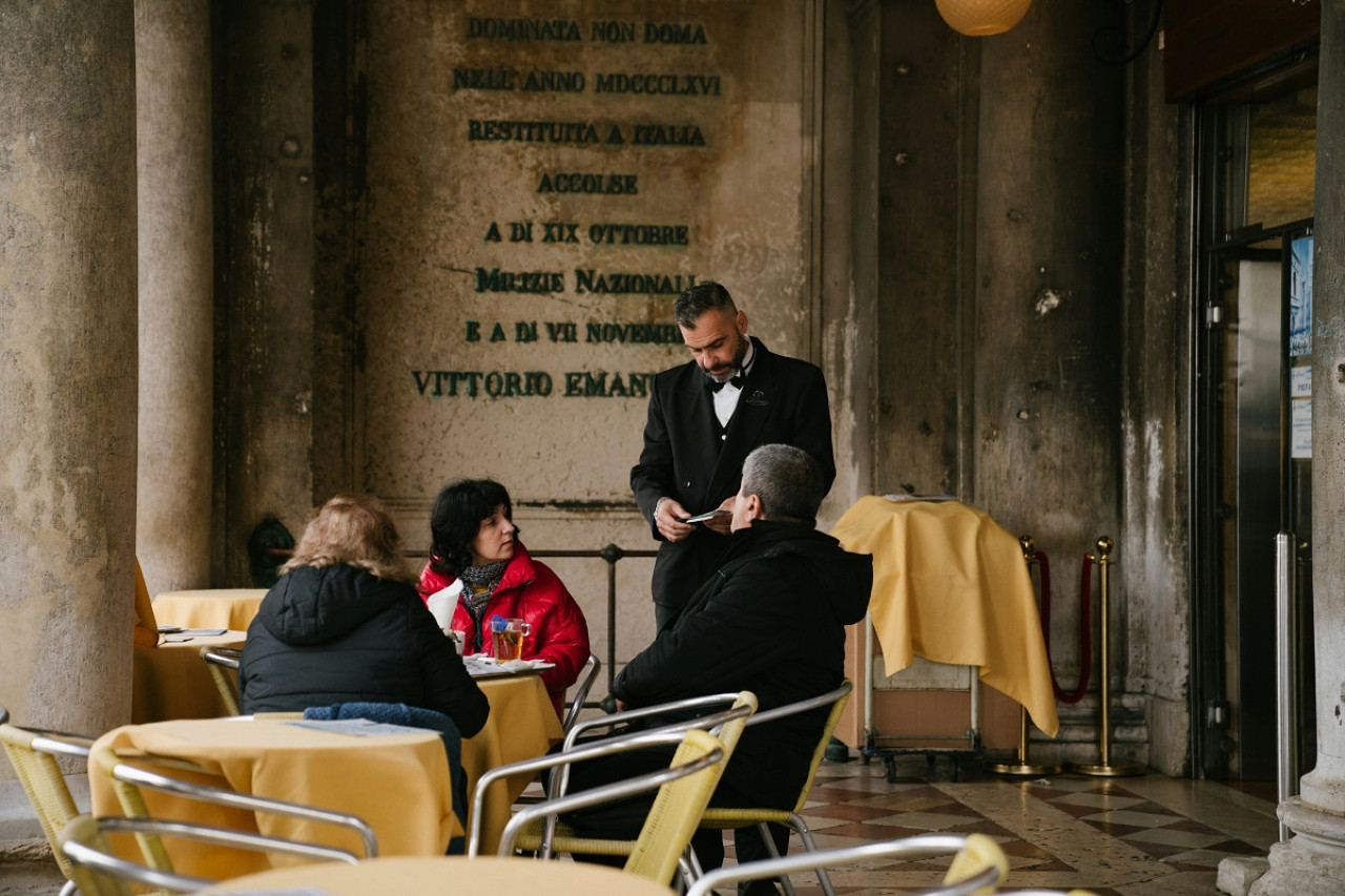Mozo; bar; restaurante. Foto: Unsplash.