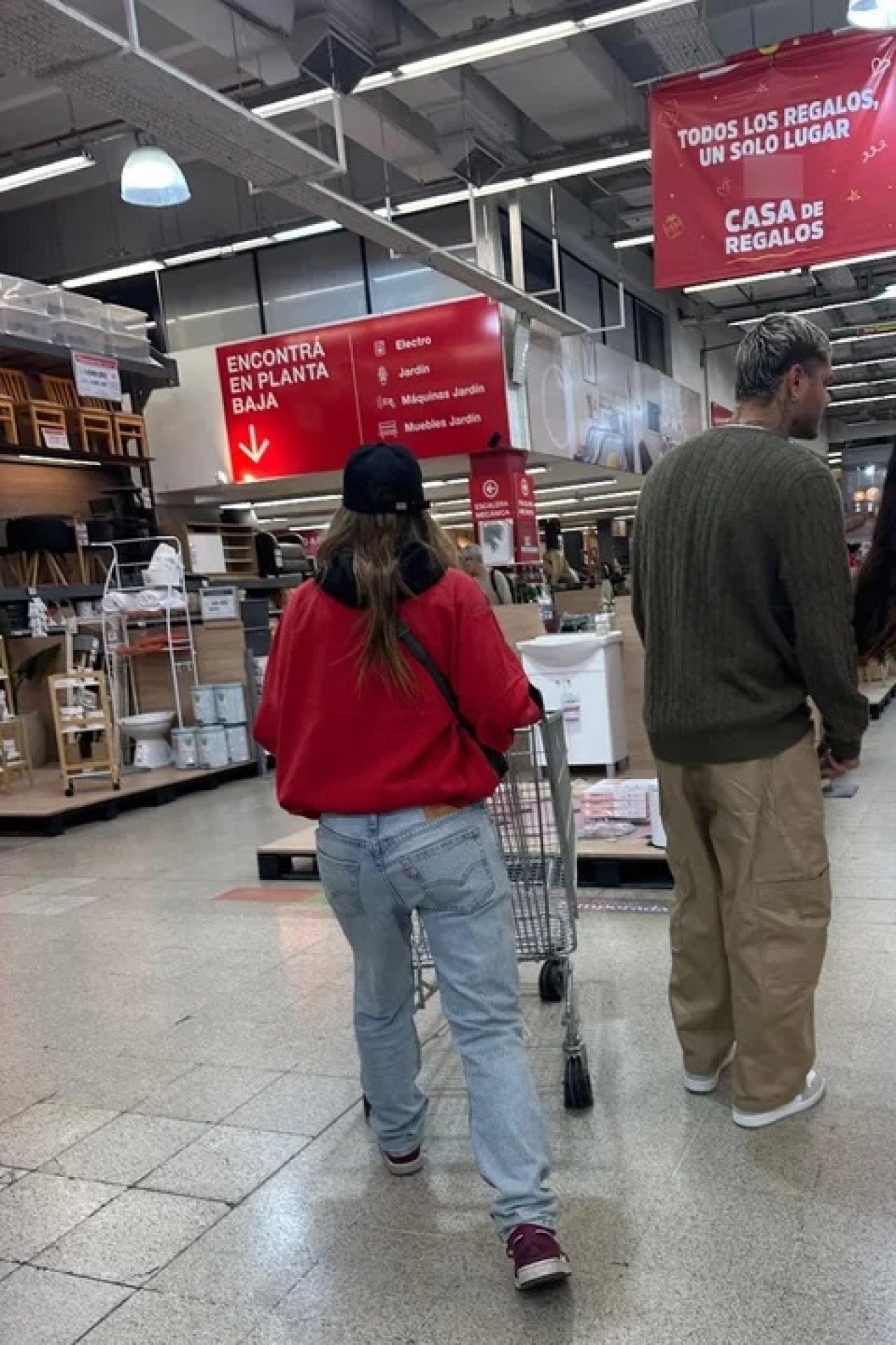 Mauro Icardi y la China Suárez en un supermercado de Palermo. Foto: NA.