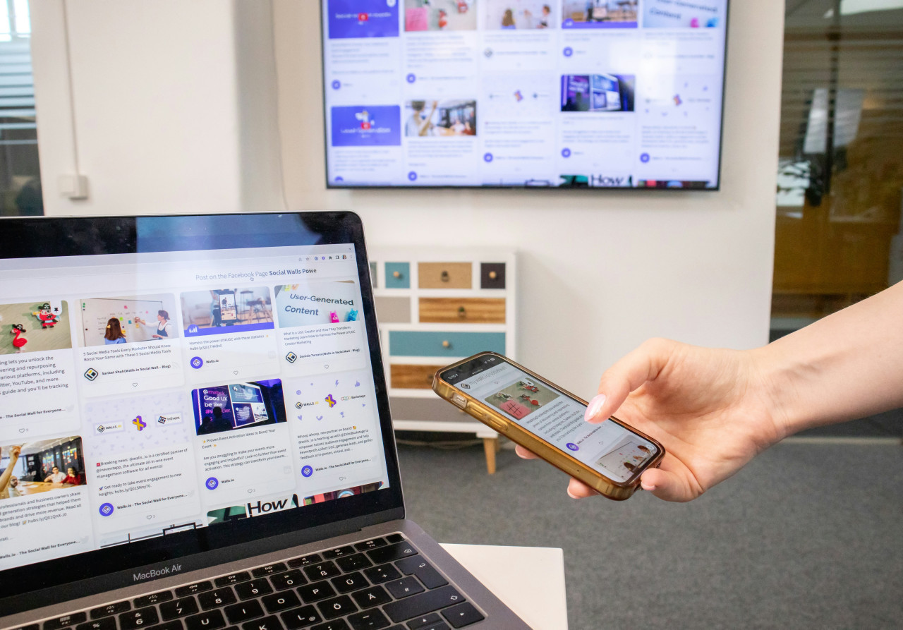 Duplicar pantalla entre el celular y la televisión. Foto: Unsplash.