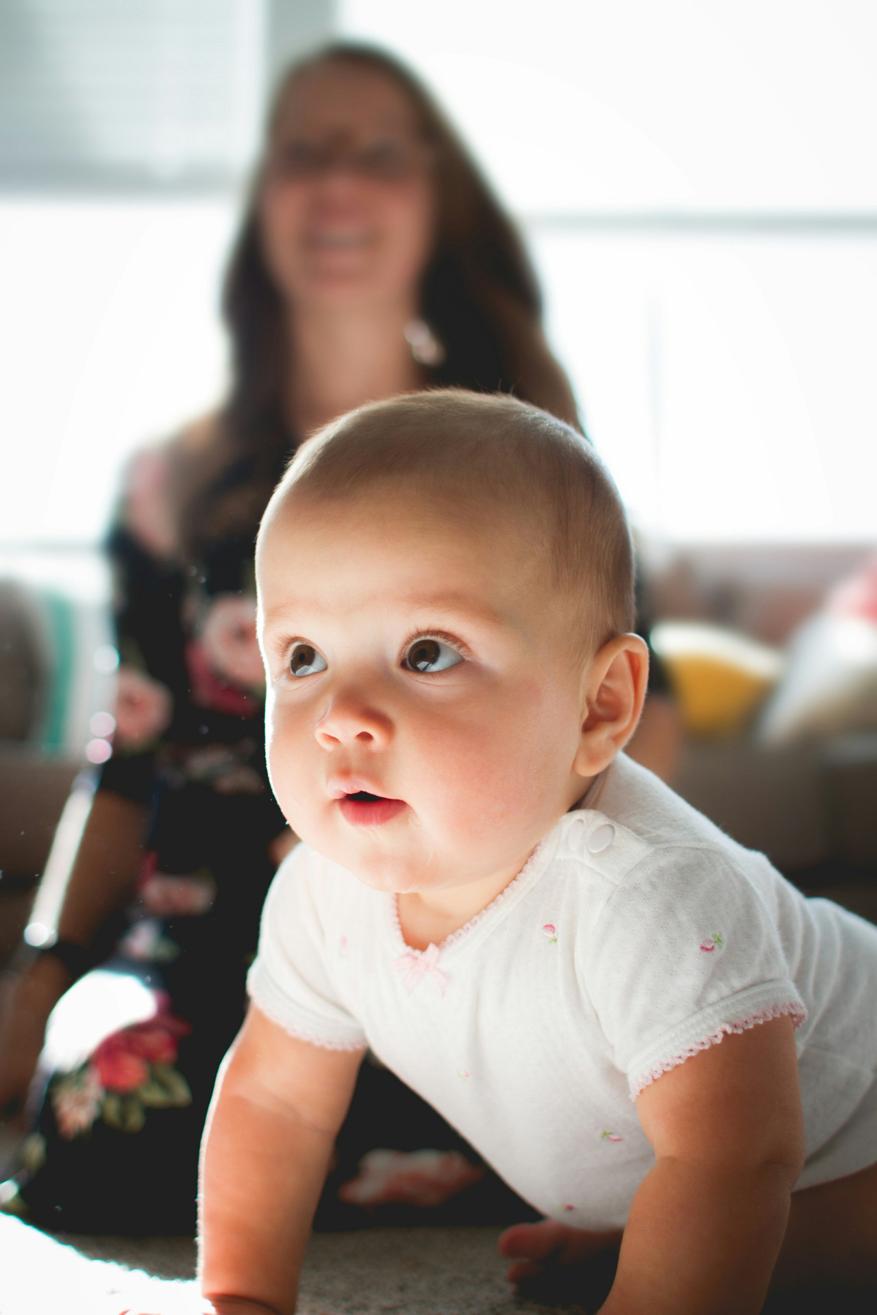 Bebe gateando. Foto Unsplash