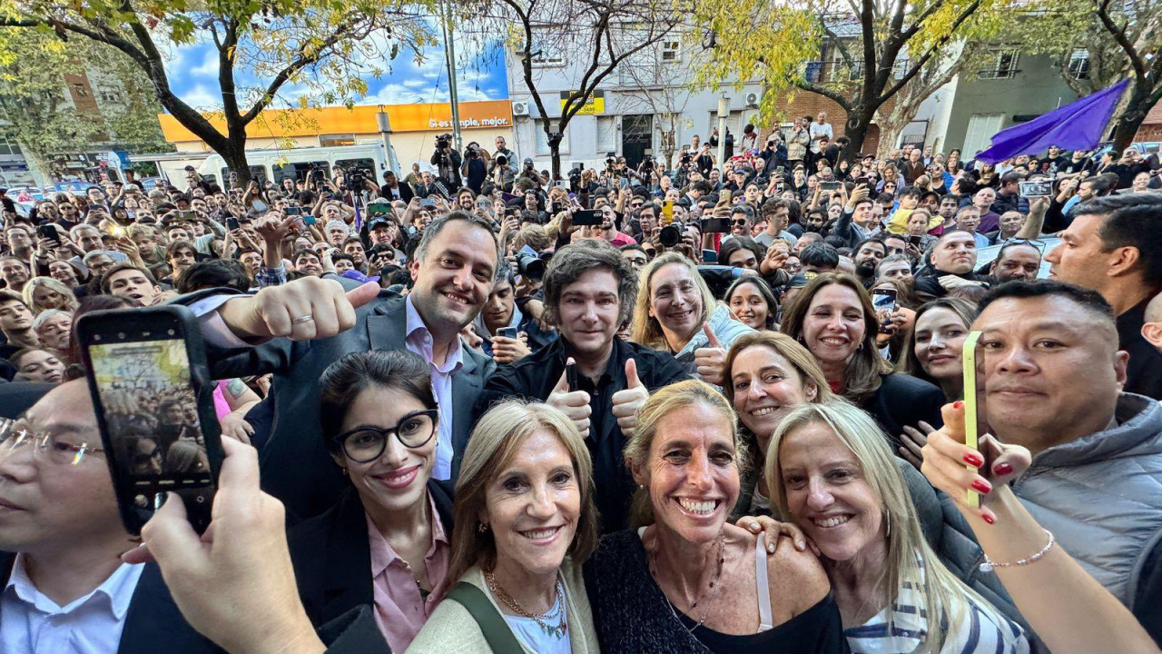 Manuel Adorni junto a Javier y Karina Milei. Foto: X @LLA_CABA