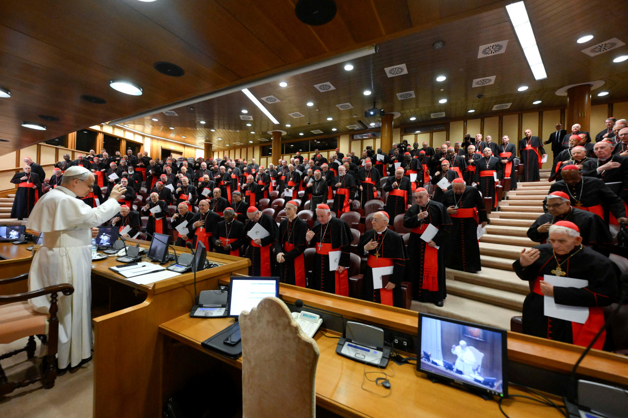 León XIV ante cardenales en el Vaticano. Foto: REUTERS.
