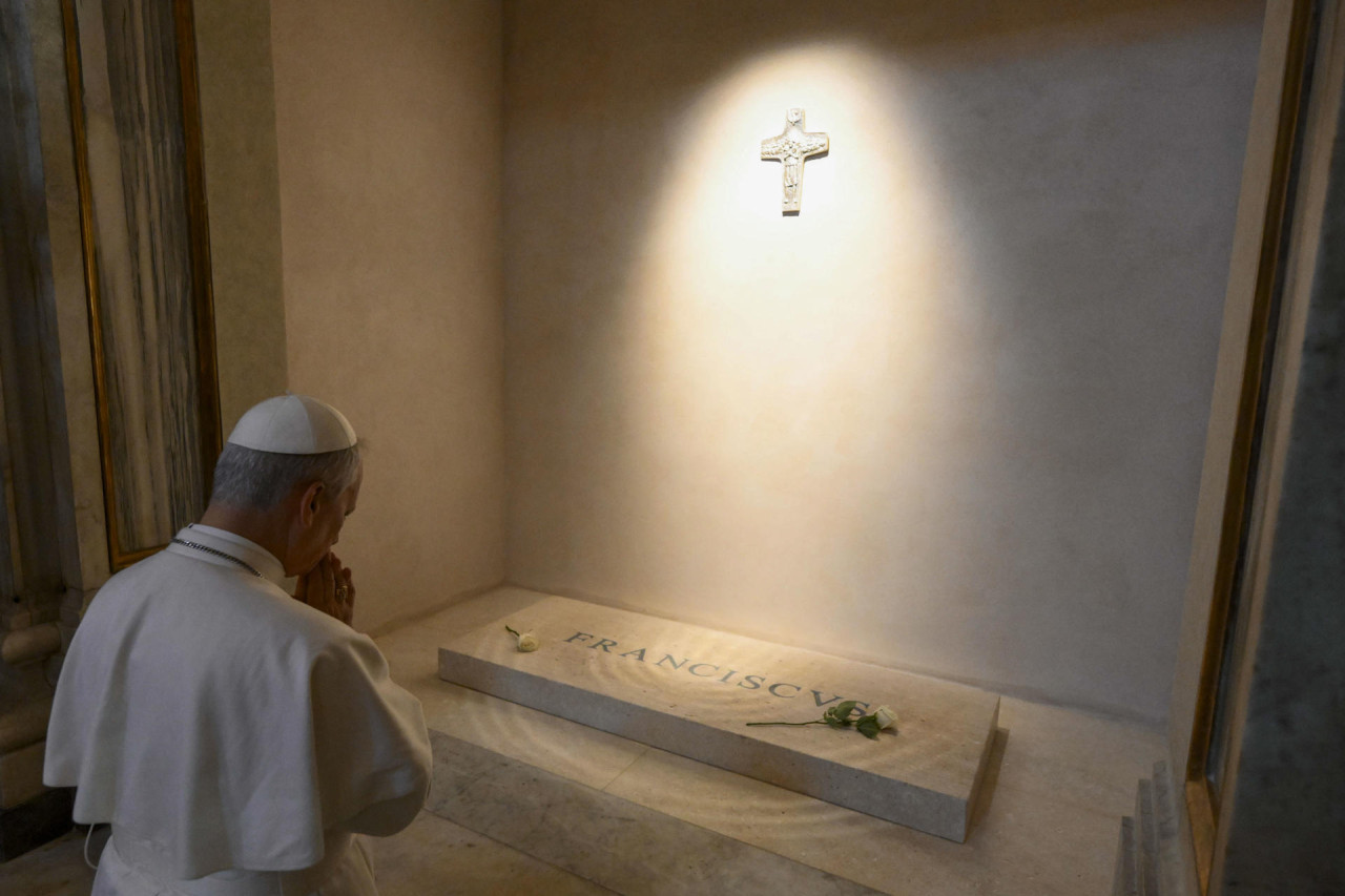 El papa León XIV en la tumba de Francisco. Foto: EFE