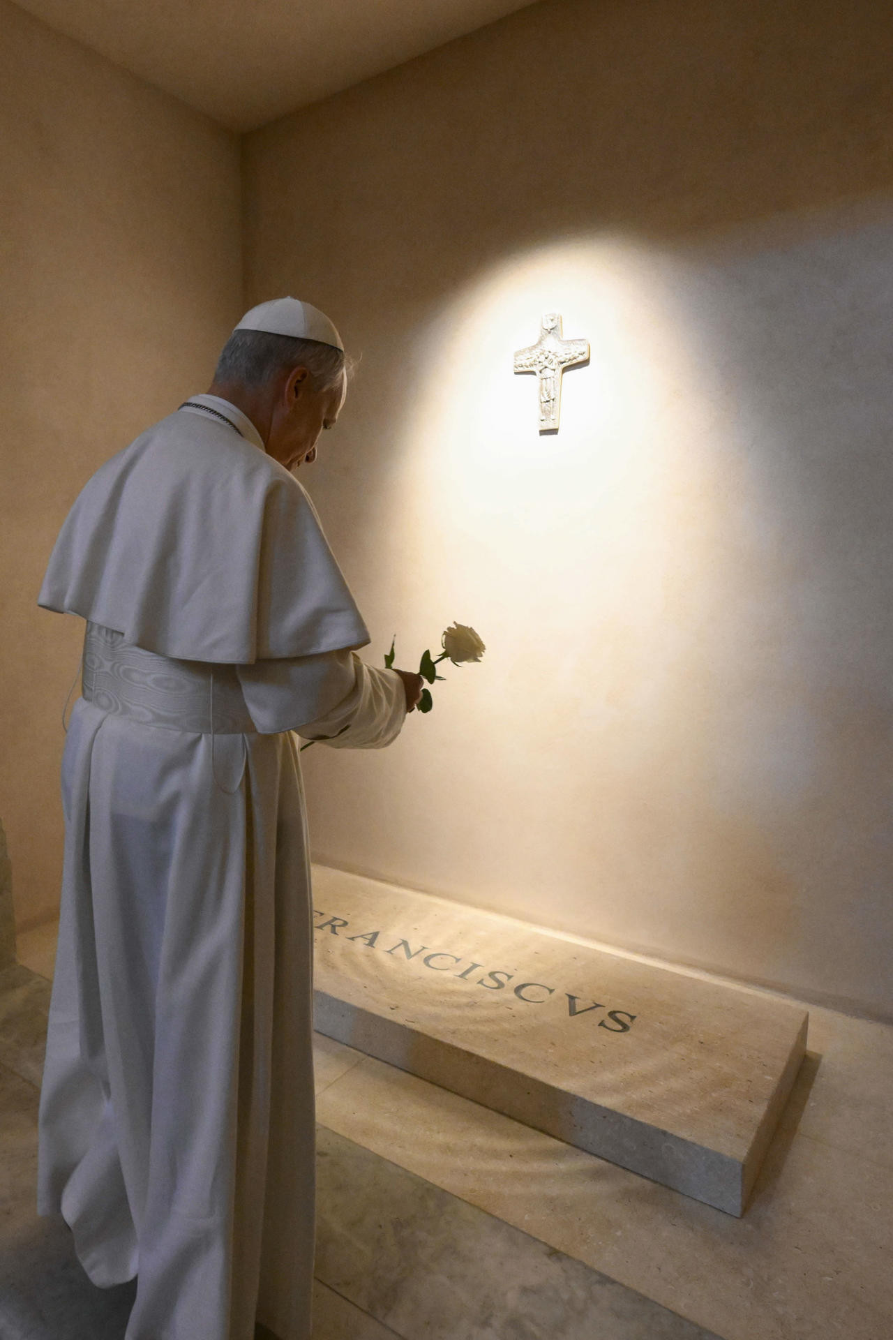El papa León XIV en la tumba de Francisco. Foto: EFE