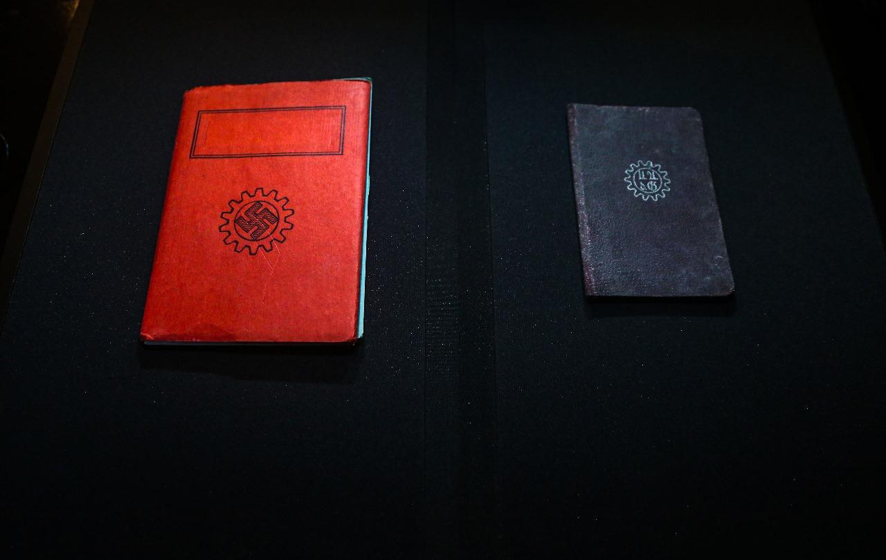 Descubren centenares de pasaportes y fichas de afiliados al partido nazi de la Argentina.