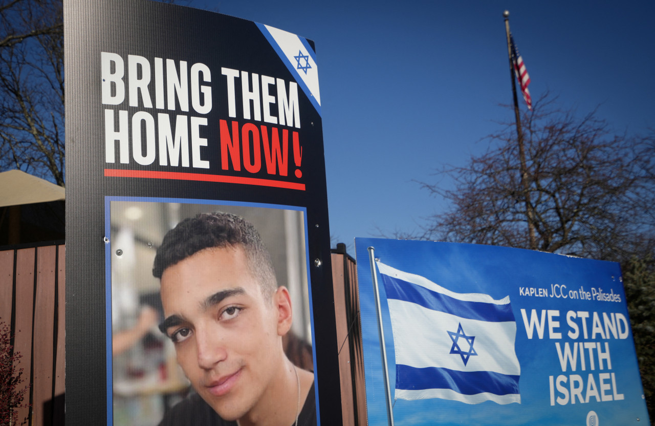 Carteles y una foto de Edan Alexander, el soldado estadounidense-israelí. Foto: Reuters/Stephani Spindel