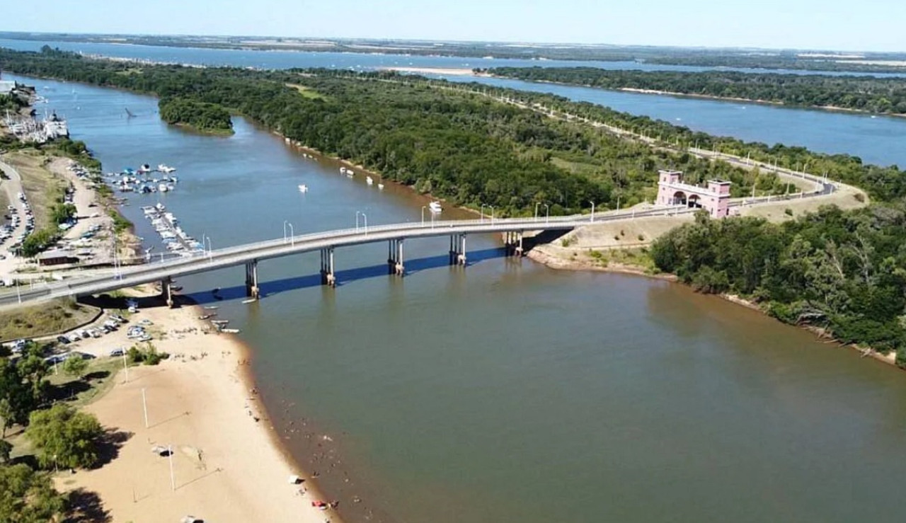 La isla del puerto está unida por un puente con la ciudad de Concepción del Uruguay.