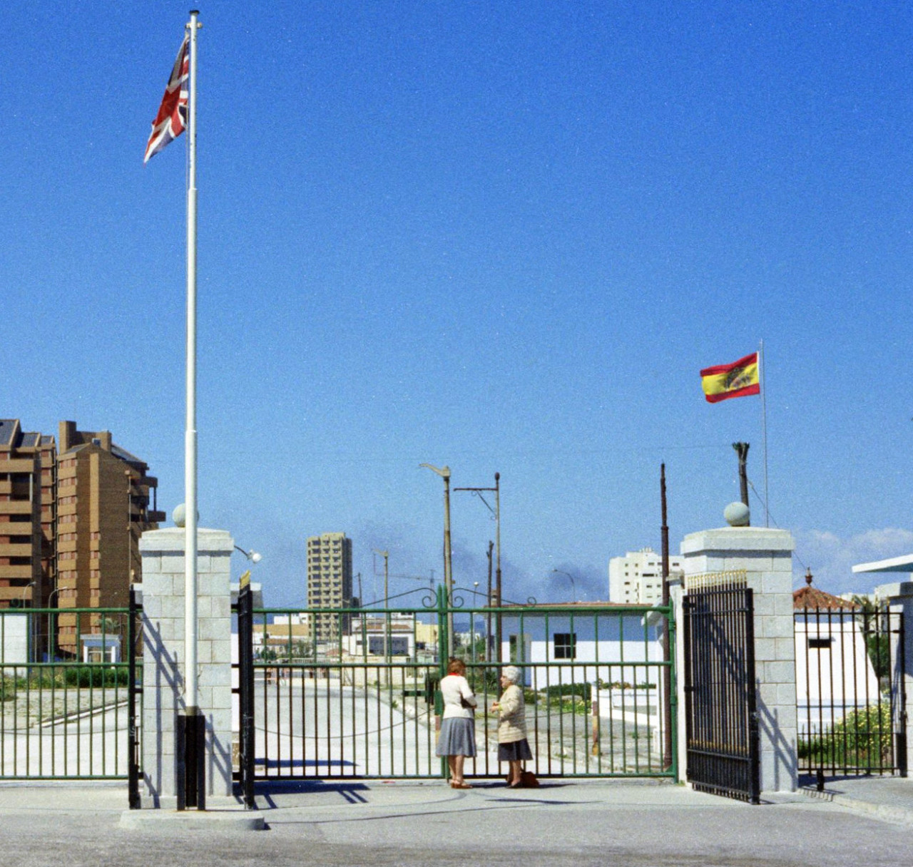 La reja entre España y Gibraltar, cerrada. Foto: Wikipedia.